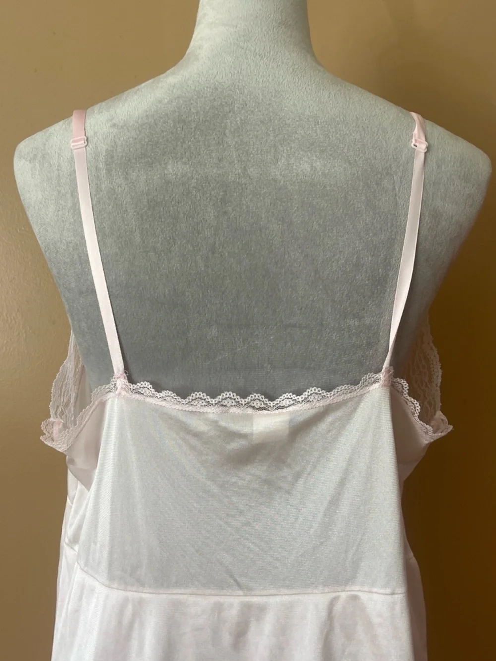 Vintage 1960-1970s Delicate Lace-Trim nightgown in Soft Pink size large (40) - Picture 6 of 7